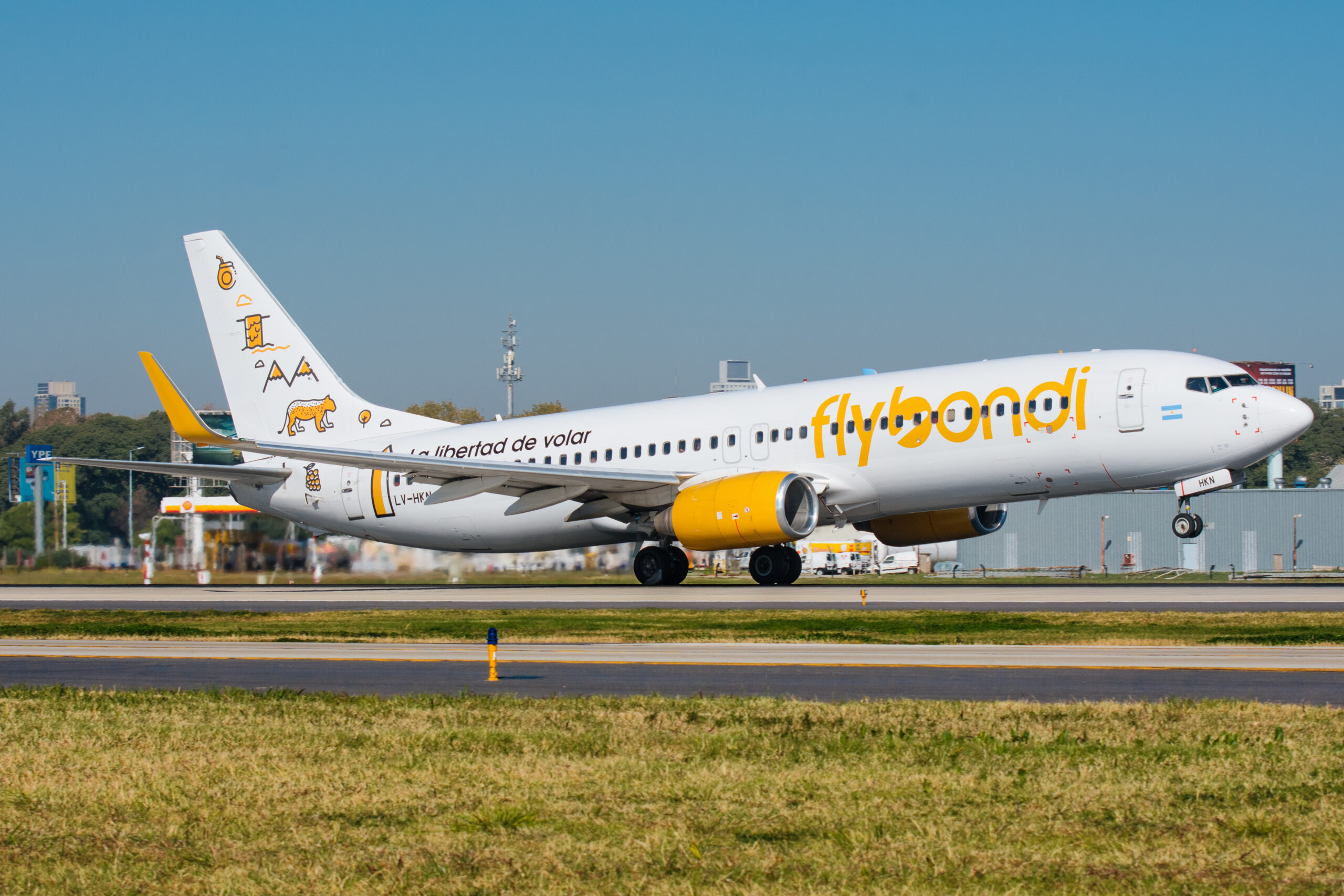 Flybondi celebra un nuevo aniversario de su alianza con AeroCare y MACK y su servicio de escolta médica