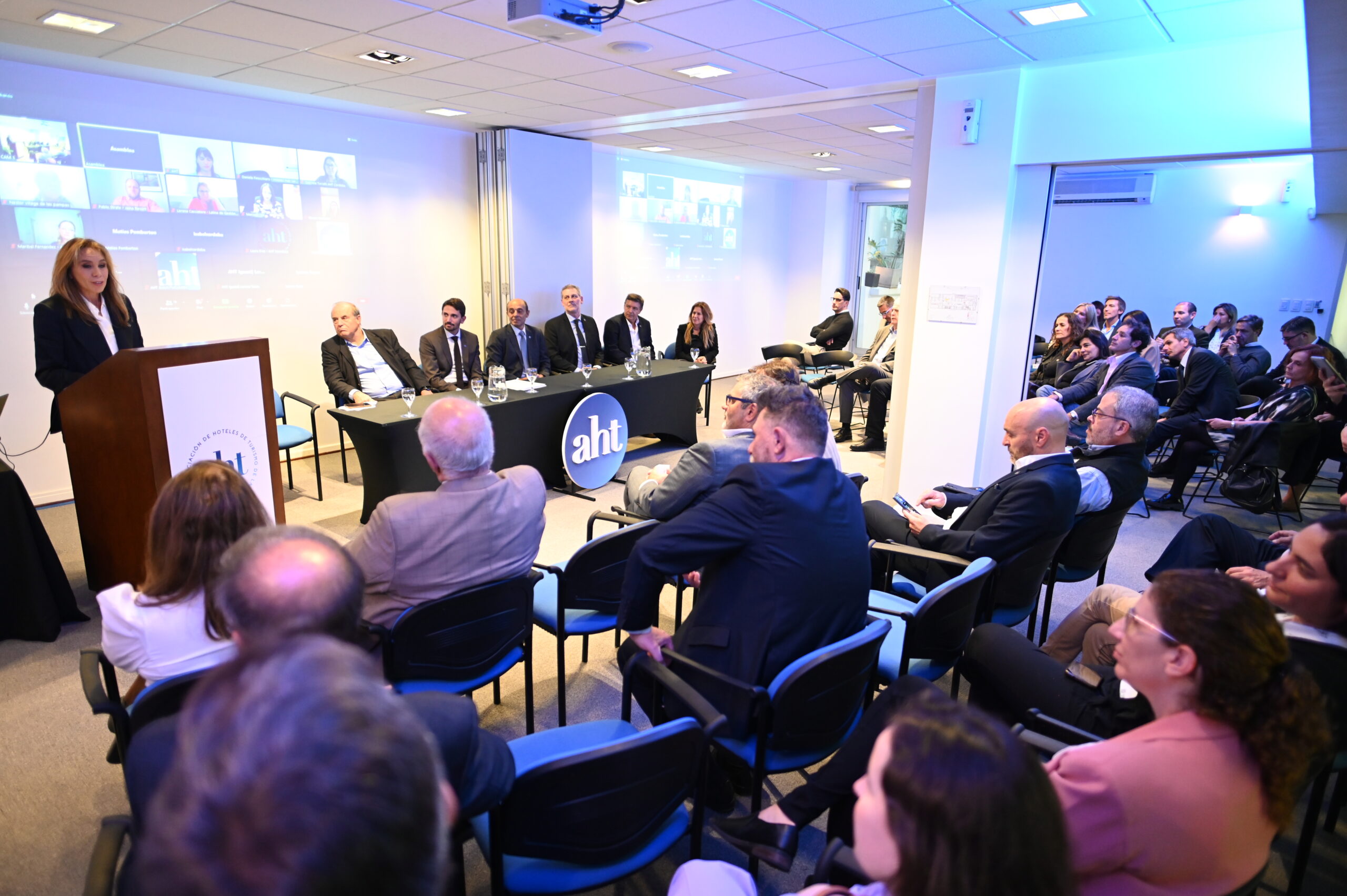 LA ASOCIACIÓN DE HOTELES RENOVO SUS AUTORIDADES