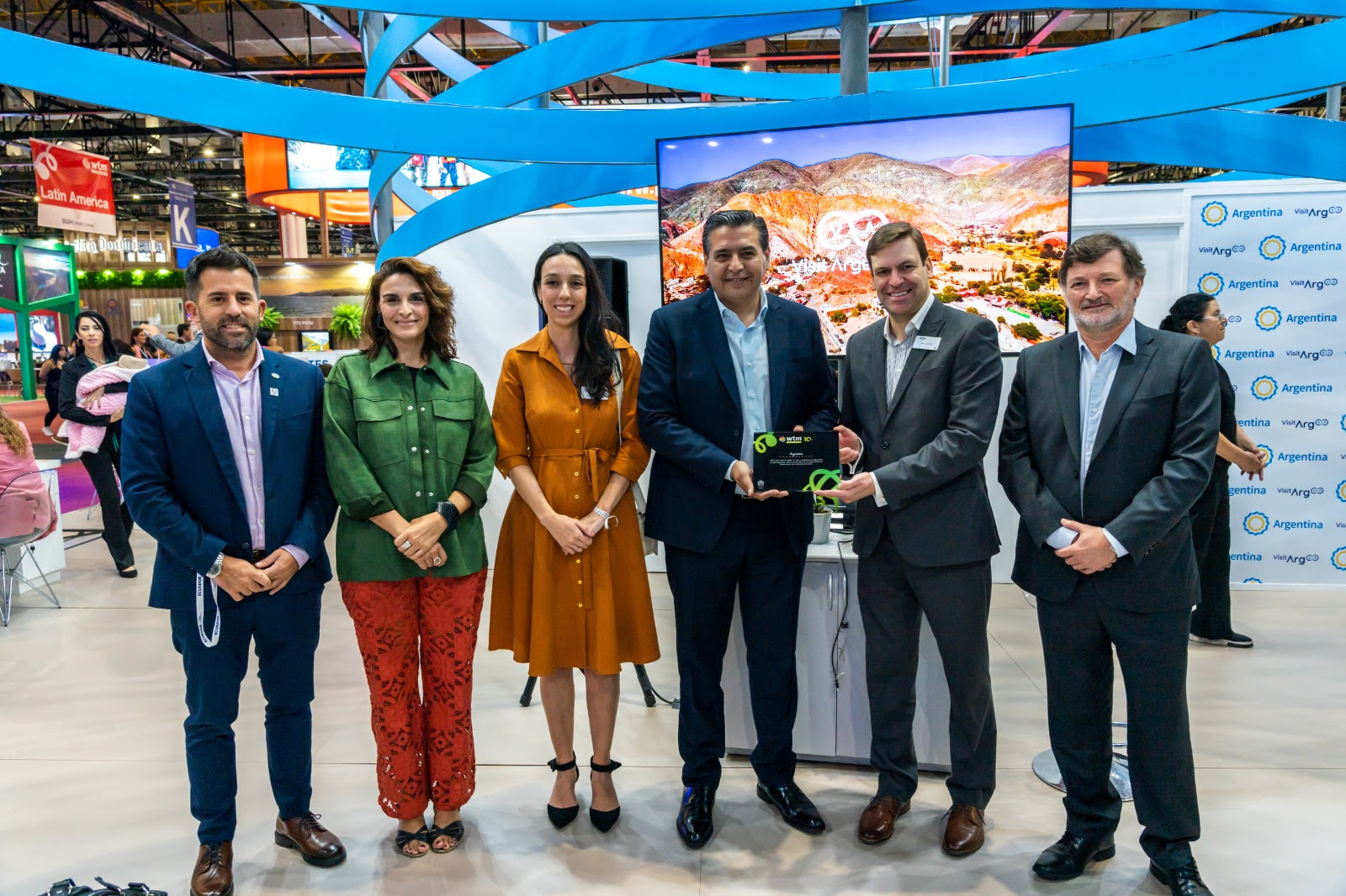 WTM ENTREGÓ RECONOCIMIENTO A LA ARGENTINA POR SU TRAYECTORIA TURISTICA Y LA DELEGACION TUVO MAS 1620 REUNIONES