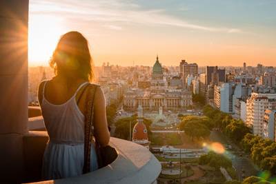 Suma Millas con Marriott Bonvoy® para viajar alrededor del mundo