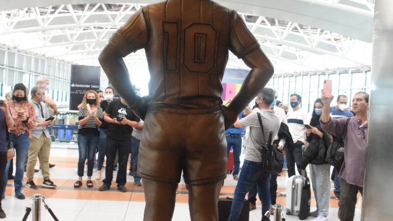 La Estatua de Maradona ya está en el aeropuerto de Ezeiza