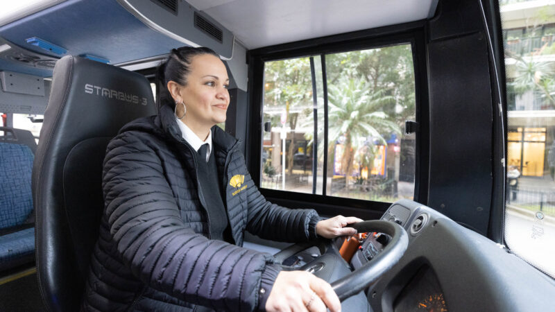 Bus turístico porteño: Mariela cumplió su sueño y es la primera mujer en manejarlo