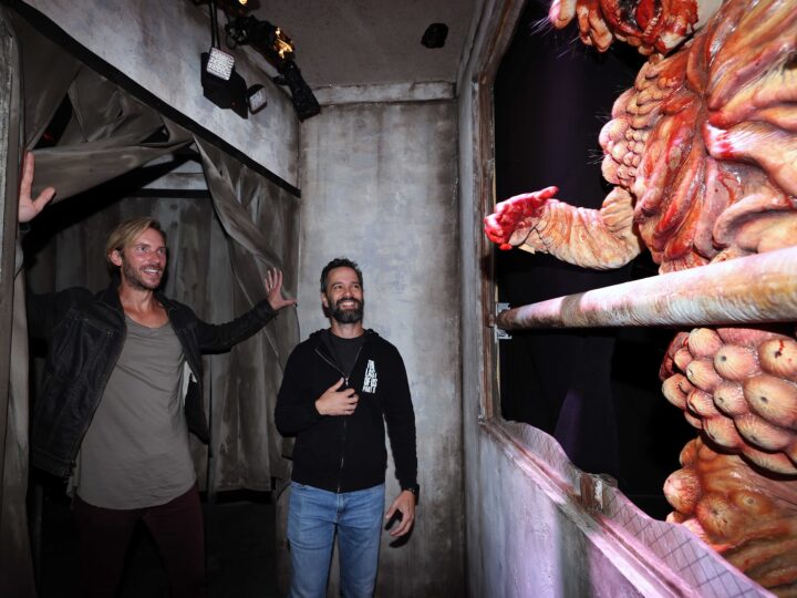 El creador de The Last of Us visita la casa embrujada del videojuego en Halloween Horror Nights de Universal Studios