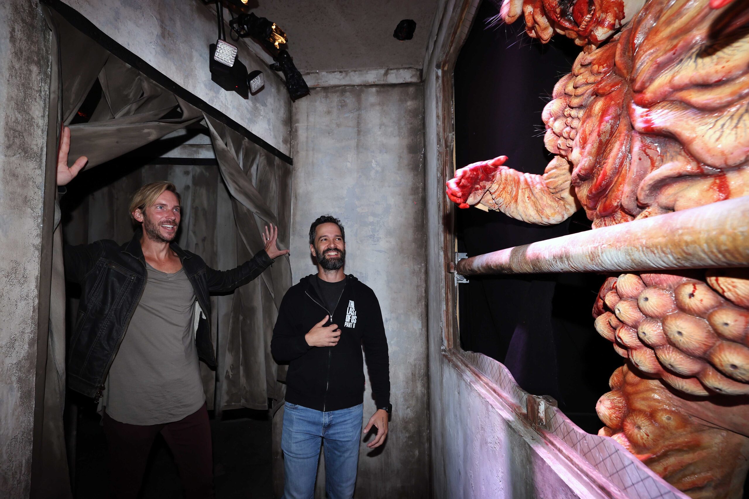 El creador de The Last of Us visita la casa embrujada del videojuego en Halloween Horror Nights de Universal Studios