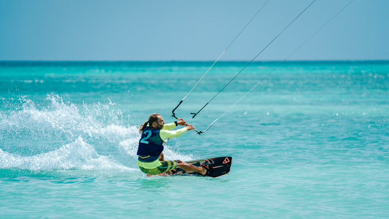 “El espectáculo más emocionante en el Caribe: Hi-Winds Aruba está de regreso con su competencia anual de Kitesurf y Windsurf”