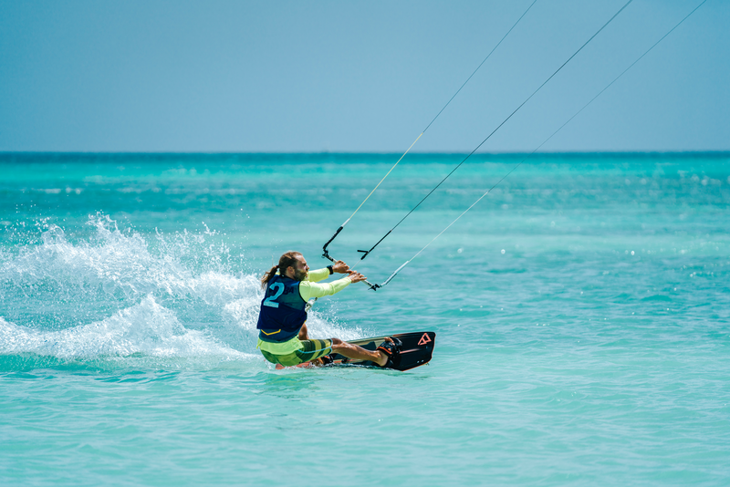 “El espectáculo más emocionante en el Caribe: Hi-Winds Aruba está de regreso con su competencia anual de Kitesurf y Windsurf”