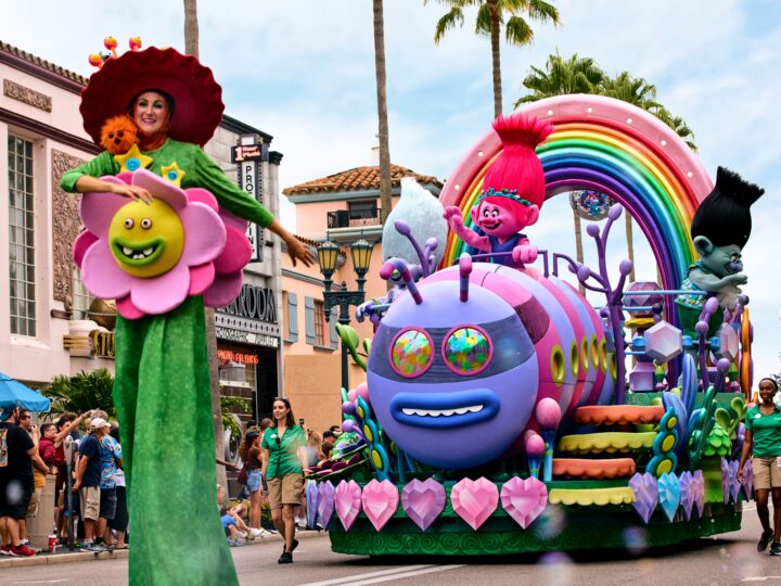 Universal Mega Movie Parade, el desfile diurno más grande de Universal Orlando, ya está abierto y celebra películas icónicas