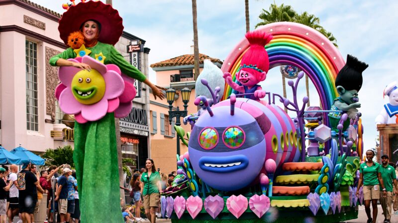 Universal Mega Movie Parade, el desfile diurno más grande de Universal Orlando, ya está abierto y celebra películas icónicas