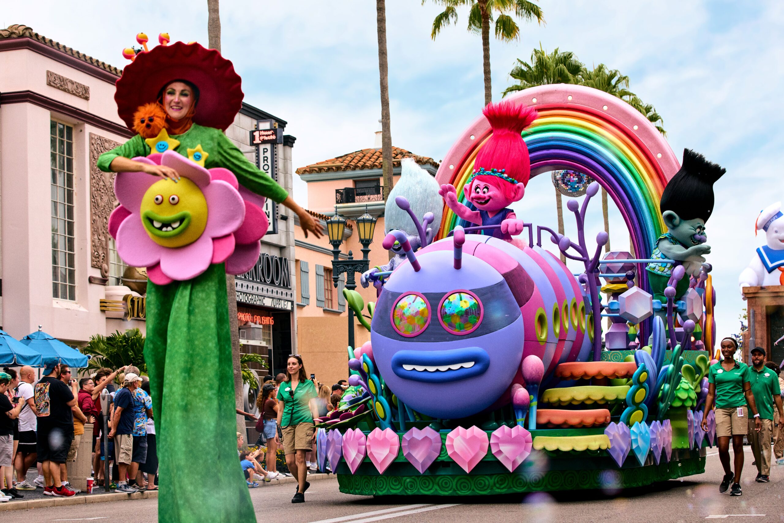 Universal Mega Movie Parade, el desfile diurno más grande de Universal Orlando, ya está abierto y celebra películas icónicas