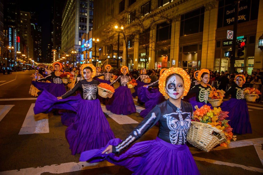 CHICAGO CELEBRA EL 10º DESFILE ANUAL DE HALLOWEEN, ARTS IN THE DARK, PAISAJE CREATIVO DE CHICAGO