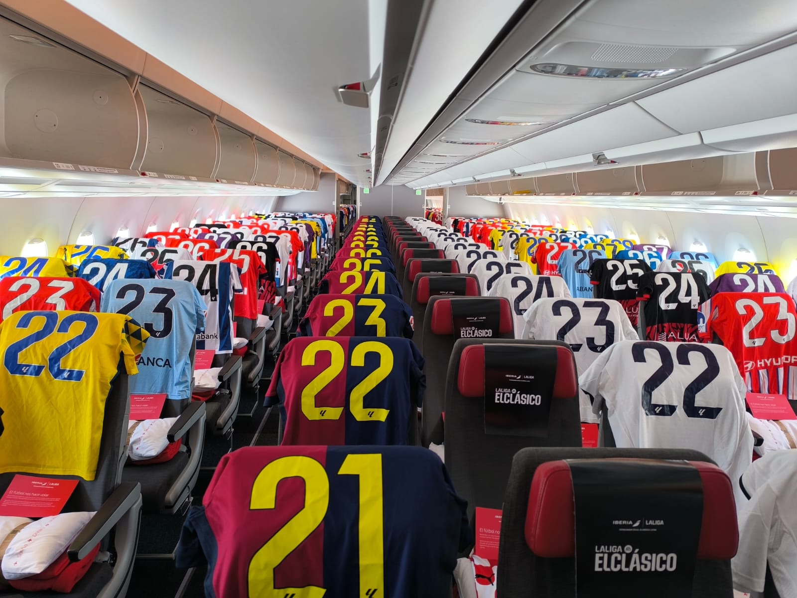Los clientes de Iberia disfrutaron de laemoción de “ELCLÁSICO de LALIGA EASPORTS” a 30.000 pies de altura