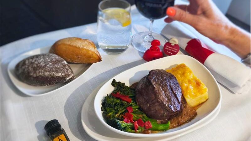 Iberia presenta sus nuevos menús de verano 2025