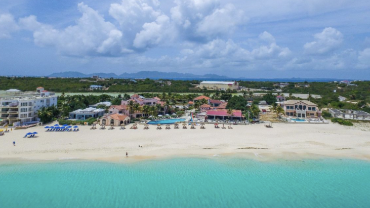 Meads Bay, la playa más hermosa de Anguila, tiene el encanto del Frangipani Beach Resort