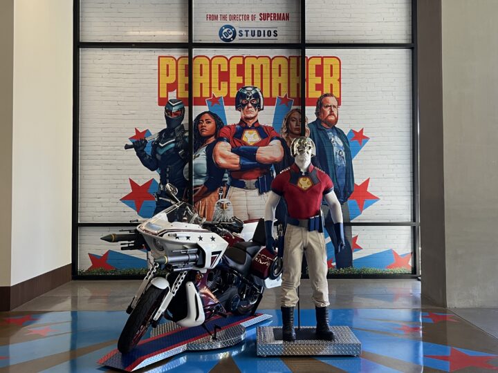 Peacemaker Display Launches at Warner Bros. Studio Tour Hollywood (La exhibición Peacemaker se estrena en el Warner Bros. Studio Tour Hollywood
