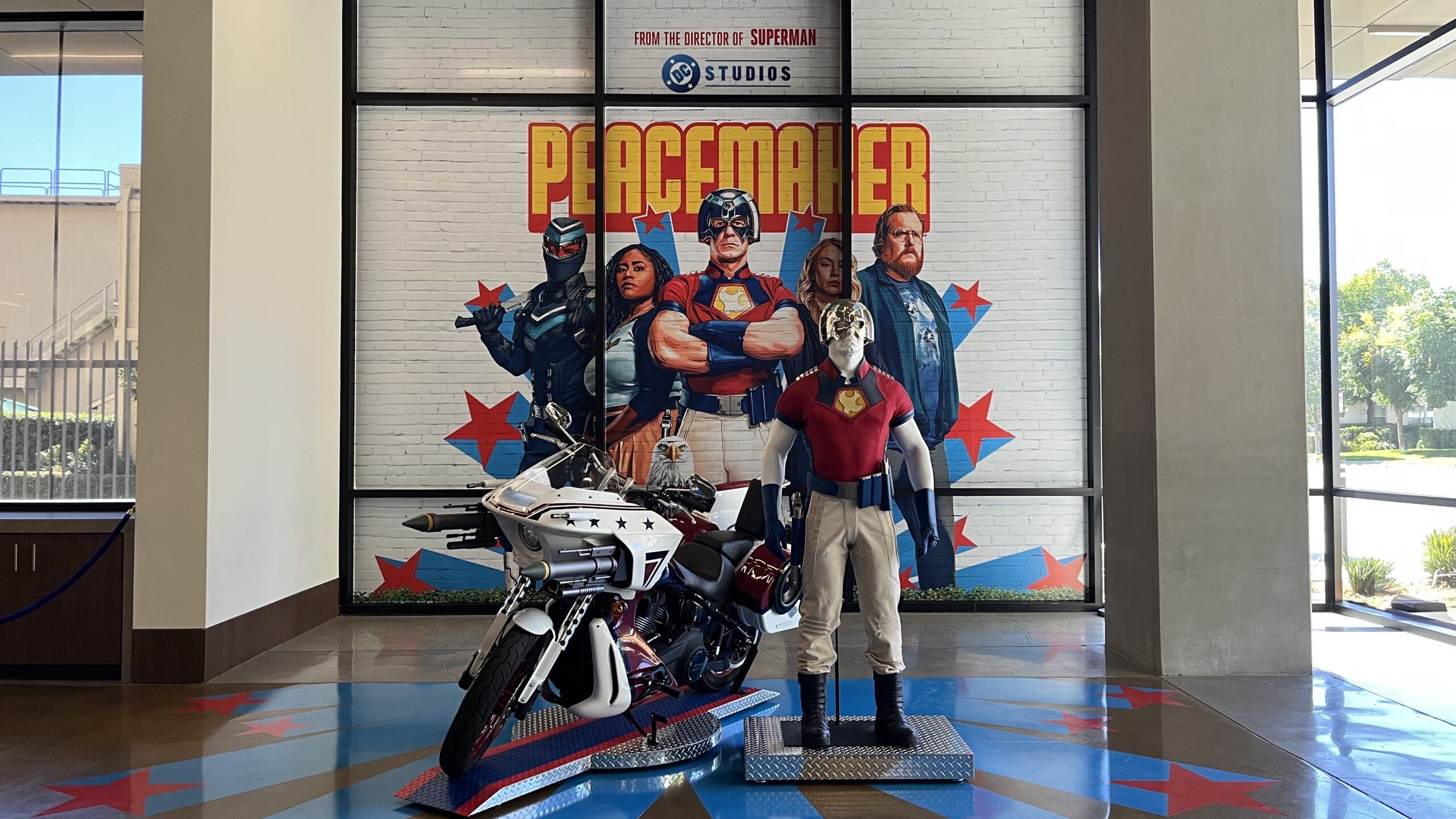 Peacemaker Display Launches at Warner Bros. Studio Tour Hollywood (La exhibición Peacemaker se estrena en el Warner Bros. Studio Tour Hollywood
