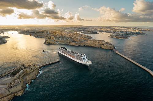 EL RECIÉN RENOVADO MSC MAGNIFICA SALE DEL ASTILLERO EN MALTA PARA NAVEGACIONES POR EL MEDITERRÁNEO