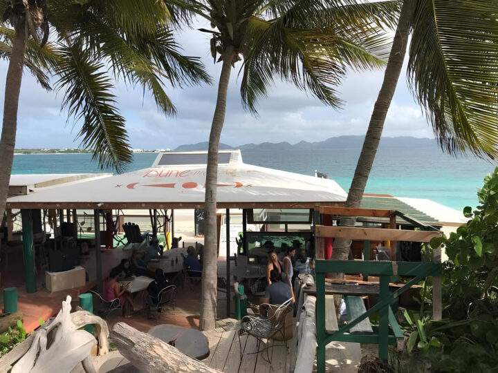 Explora la escena de los bares en Anguilla: diversidad, música en vivo y bebidas frente a la playa