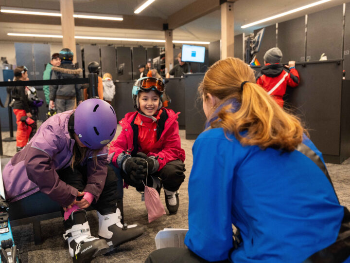 Descubra cómo funciona el servicio de alquiler de esquí y snowboard en Aspen Snowmass, con opciones para todo tipo de viajeros