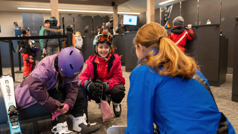 Descubra cómo funciona el servicio de alquiler de esquí y snowboard en Aspen Snowmass, con opciones para todo tipo de viajeros