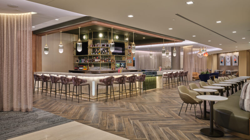 El impresionante Delta Sky Club abre en el Aeropuerto Internacional de Denver, trayendo la belleza de Colorado a su hogar  