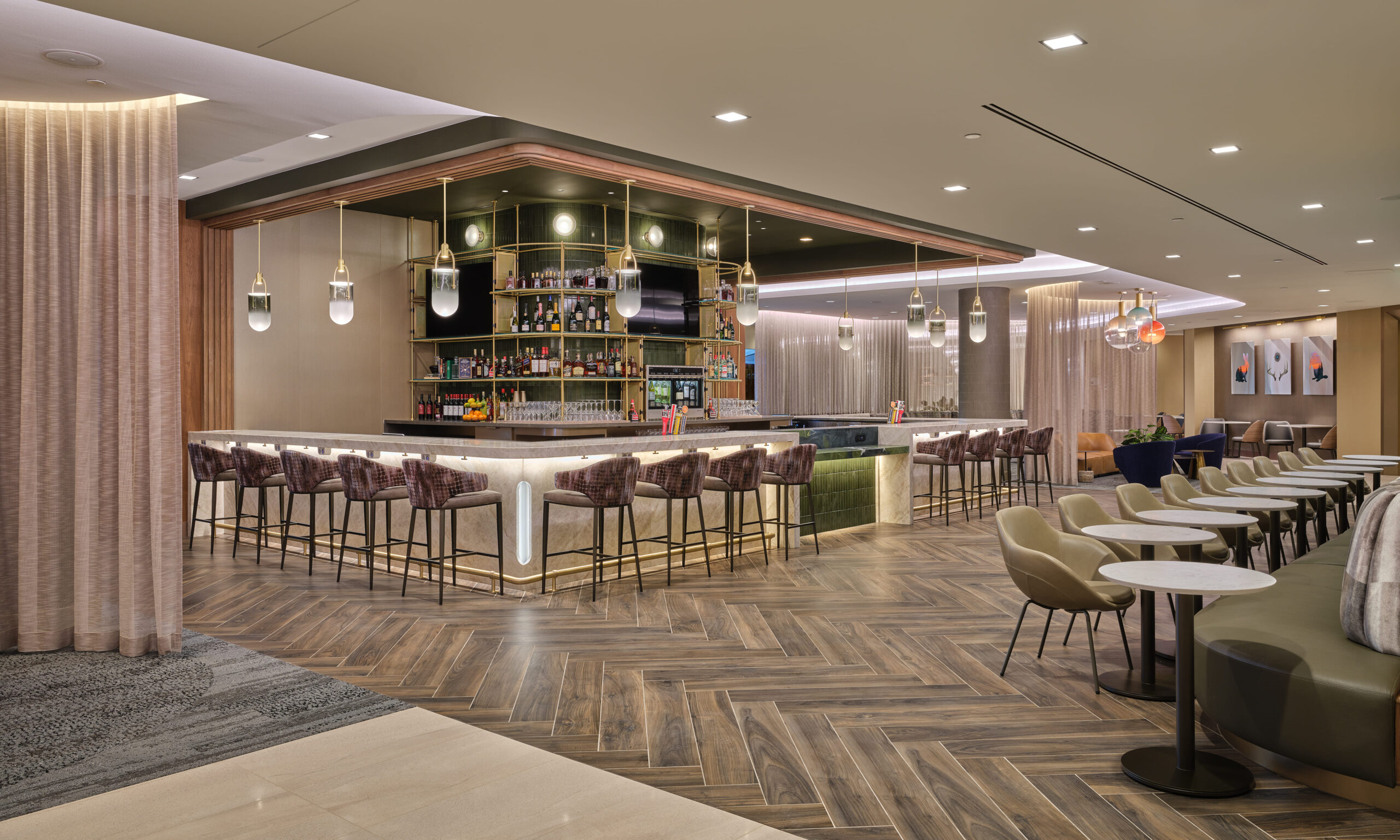 El impresionante Delta Sky Club abre en el Aeropuerto Internacional de Denver, trayendo la belleza de Colorado a su hogar  