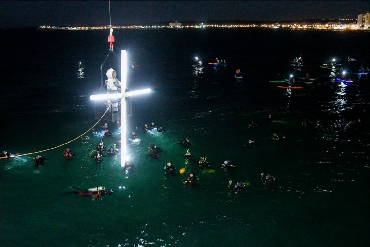 HÉROES DE MALVINAS Y FE BAJO EL MAR: PUERTO MADRYN VIVIÓ UN VÍA CRUCIS SUBMARINO INOLVIDABLE