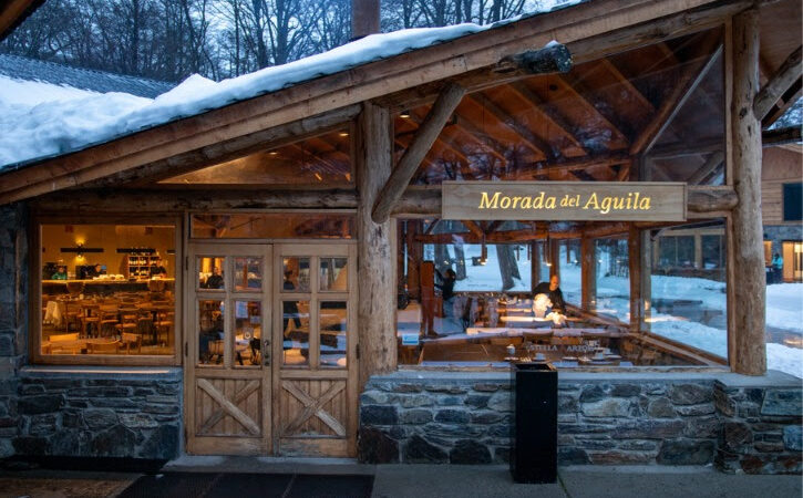 Cerro Castor con las primeras nevadas, abre el invierno con Morada del Águila, el restaurante más importante del centro de esquí más austral del mundo