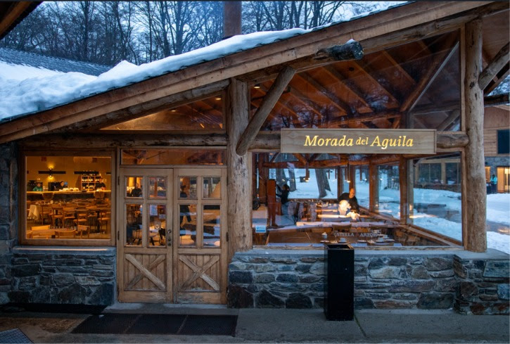 Cerro Castor con las primeras nevadas, abre el invierno con Morada del Águila, el restaurante más importante del centro de esquí más austral del mundo