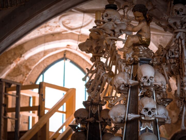 Día de Muertos en Chequia: impactantes iglesias de huesos y rituales de luz para honrar la memoria