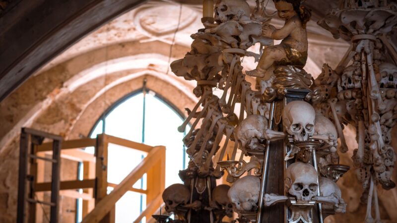 Día de Muertos en Chequia: impactantes iglesias de huesos y rituales de luz para honrar la memoria