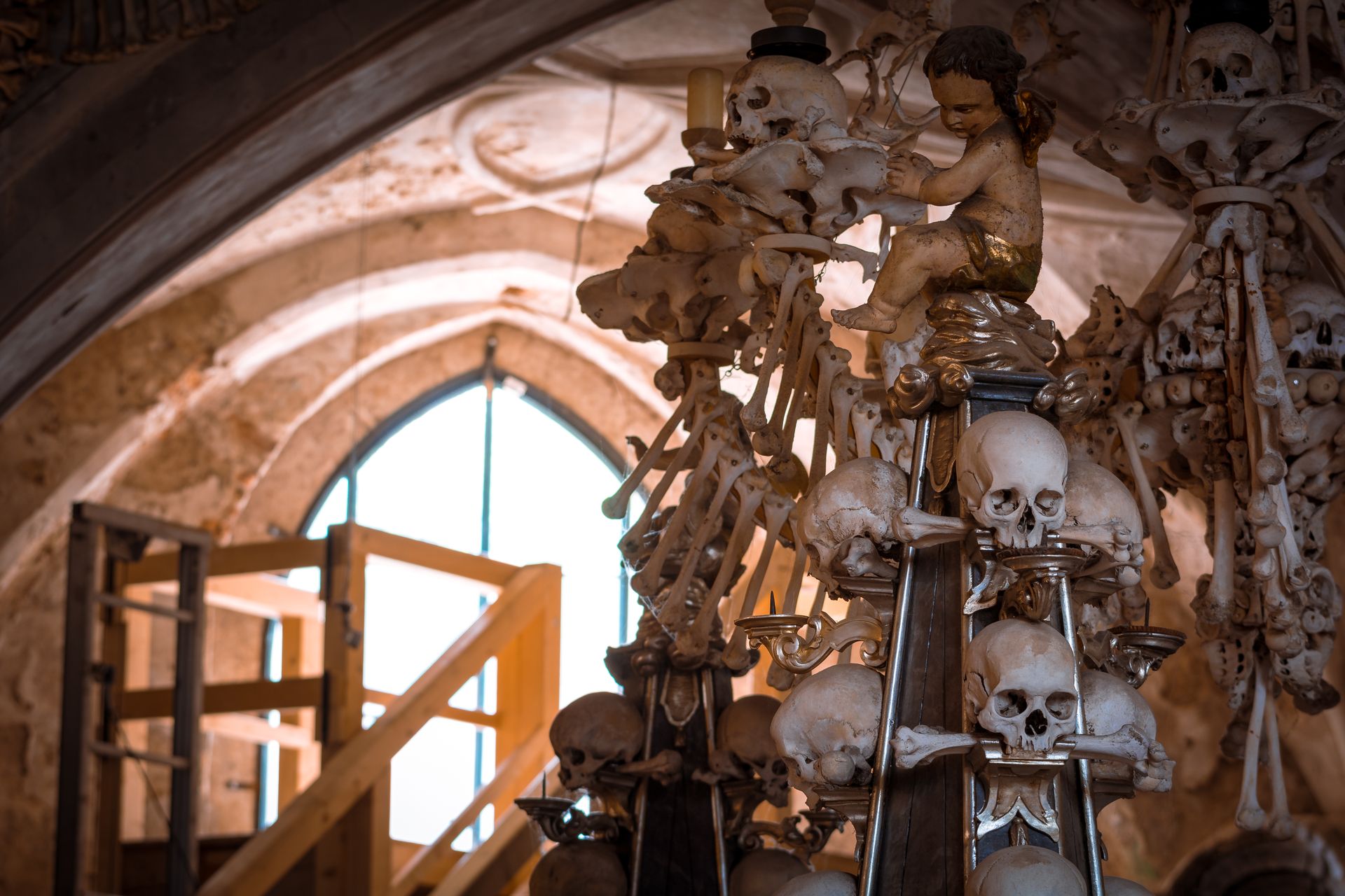 Día de Muertos en Chequia: impactantes iglesias de huesos y rituales de luz para honrar la memoria